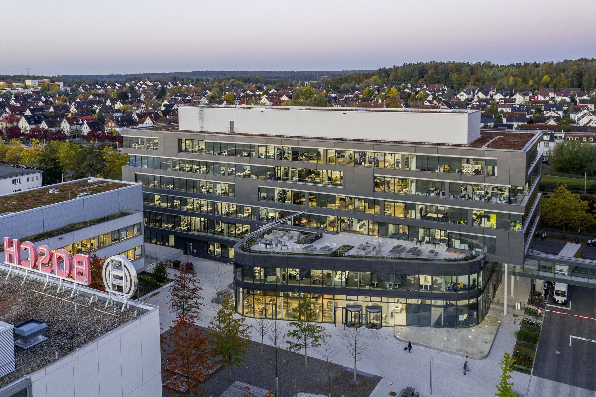 Referenz | dunkelgraues 5-stöckiges Bosch Firmengebäude mit Glasfronten